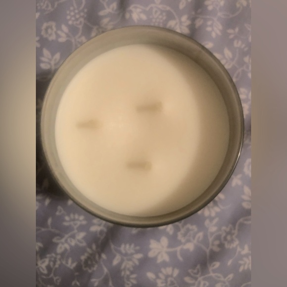 BBW luminous 3 wick candle - Picture 3 of 3